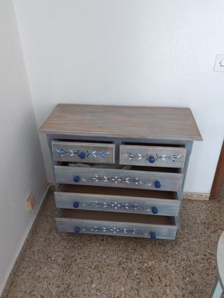 Cómoda de madera pintada a mano