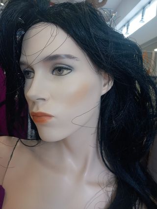 Manequim mulher sentada