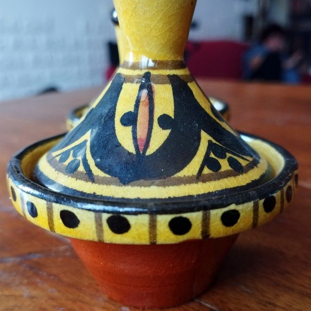 Porta spezie in terracotta decorato.