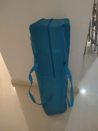 Parque infantil con puerta.