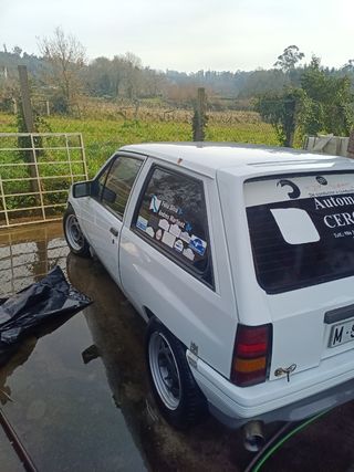 Coche de rally todo homologado