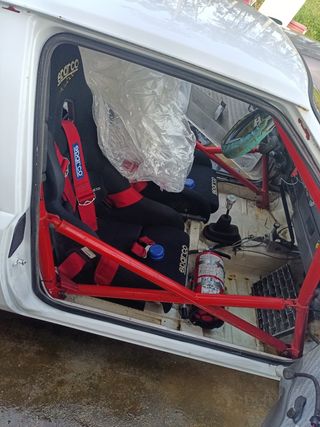 Coche de rally todo homologado