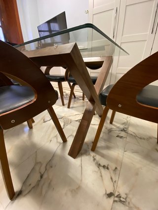 Mesa de Diseño en Madera de Nogal + 6 Sillas