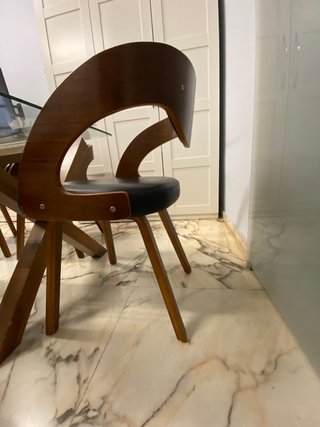 Mesa de Diseño en Madera de Nogal + 6 Sillas
