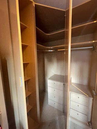 Armario esquinero de madera