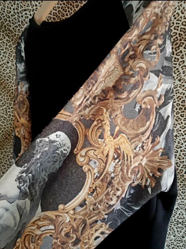 Sudadera estampado barroco mangas