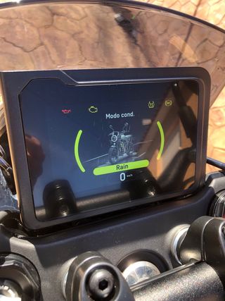 Moto Husqvarna svartpilen 401 2025