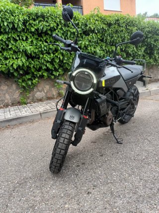 Moto Husqvarna svartpilen 401 2025