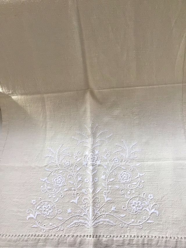 Toalla de lino bordada