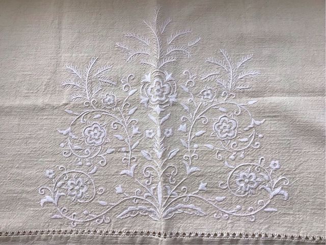 Toalla de lino bordada