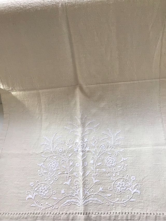 Toalla de lino bordada