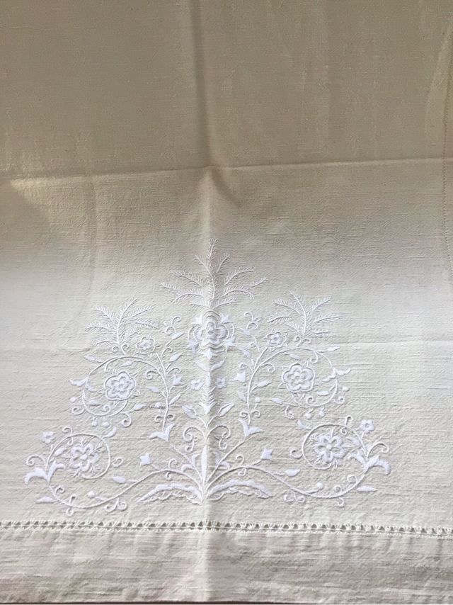 Toalla de lino bordada