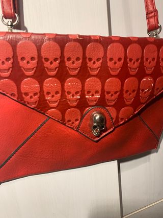 Bolso elegante rojo de calaveras