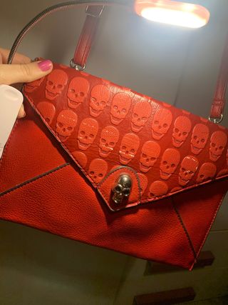 Bolso elegante rojo de calaveras