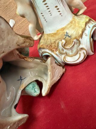 Centro de mesa con ángeles músicos y candelabro,