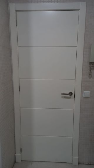 Puertas batiente interior maciza lacada en blanco 