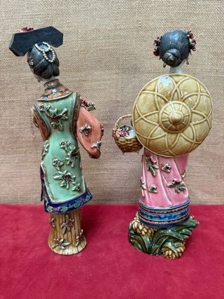 Pareja de mujeres orientales en porcelana,