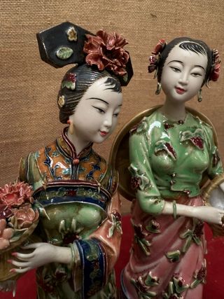 Pareja de mujeres orientales en porcelana,