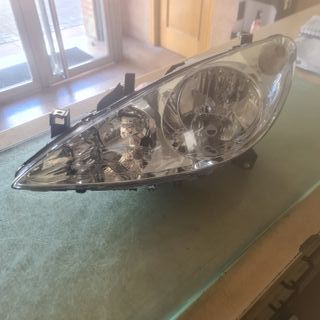 Faro izq Peugeot 307 año 2005