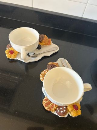 Set tazze con piattino e cucchiaino