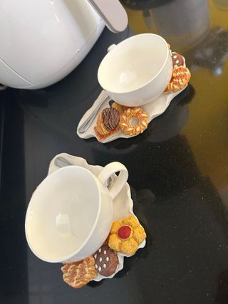 Set tazze con piattino e cucchiaino