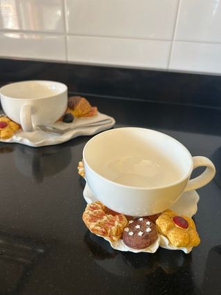 Set tazze con piattino e cucchiaino
