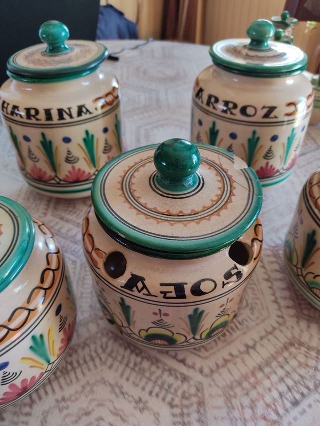 Albarelos o botes de cocina de cerámica