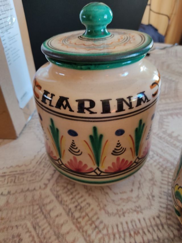 Albarelos o botes de cocina de cerámica