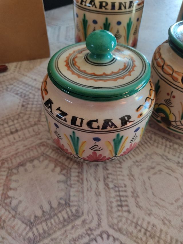 Albarelos o botes de cocina de cerámica