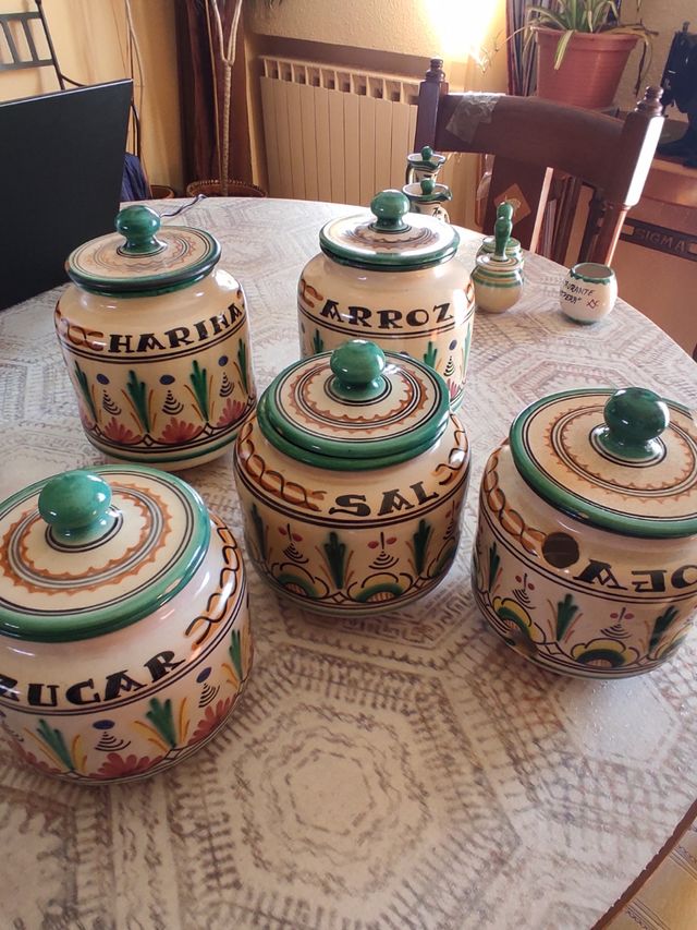 Albarelos o botes de cocina de cerámica