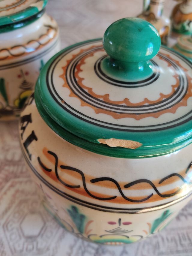 Albarelos o botes de cocina de cerámica