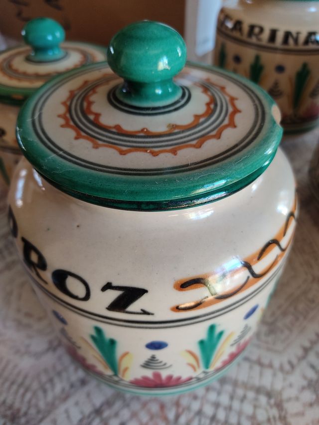 Albarelos o botes de cocina de cerámica