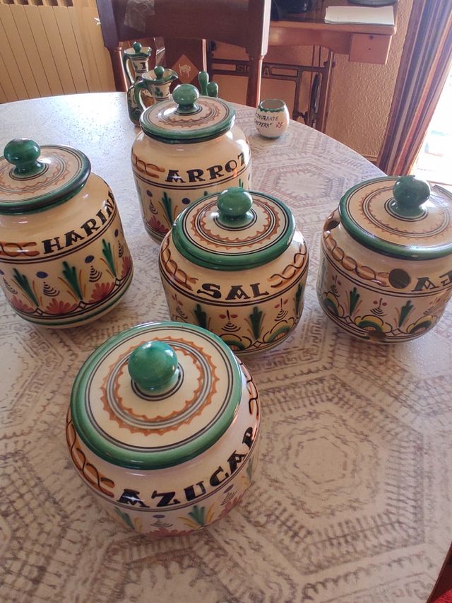 Albarelos o botes de cocina de cerámica