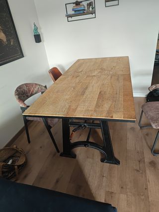 Mesa comedor de madera de mango.