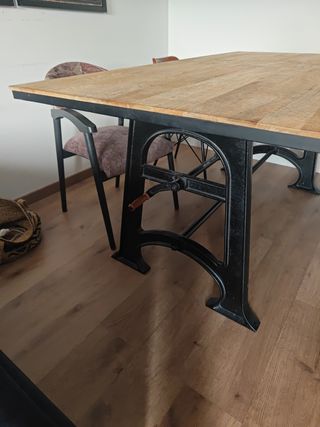 Mesa comedor de madera de mango.