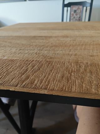Mesa comedor de madera de mango.