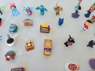 Lote 93 sorpresas  Kinder.