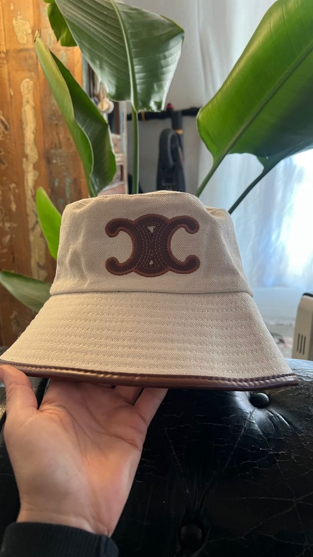 Gorra beige con cuero marron