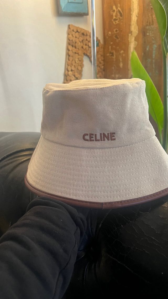 Gorra beige con cuero marron