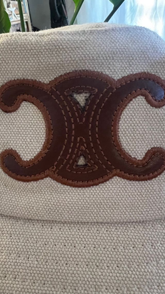 Gorra beige con cuero marron