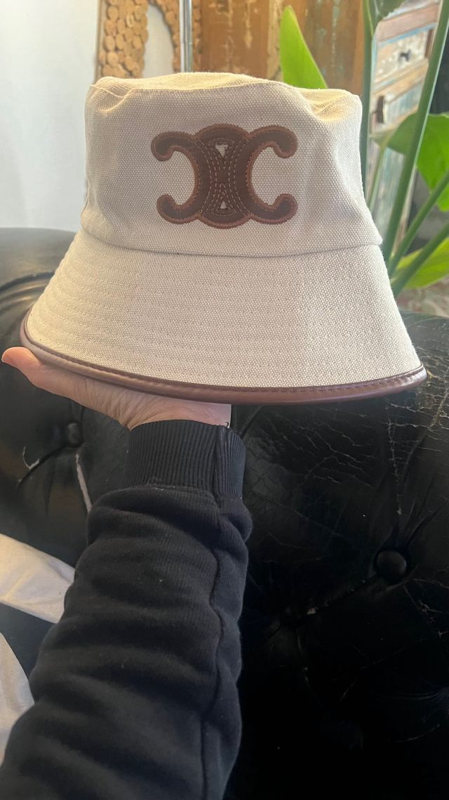 Gorra beige con cuero marron