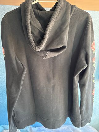 Sudadera negra con capucha