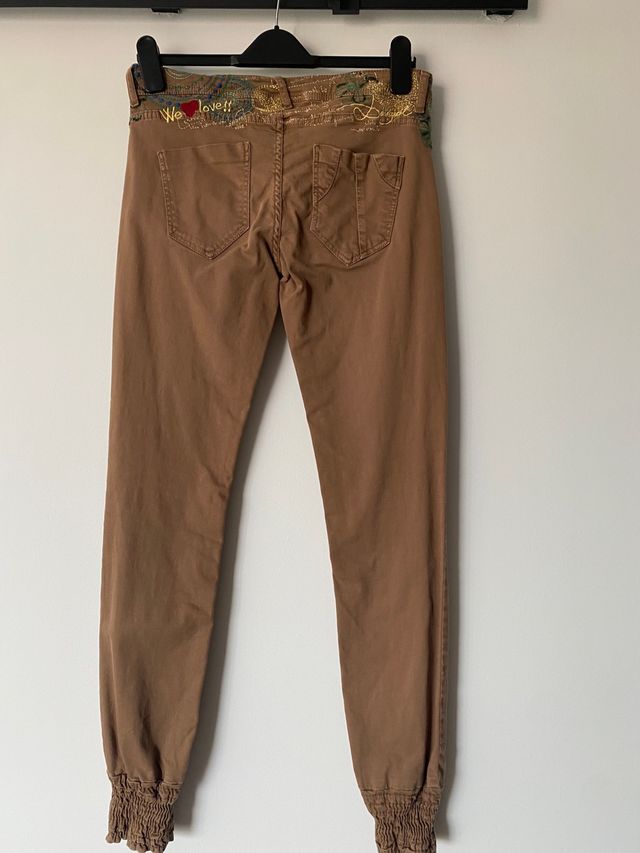 4 peças de vestuário da marca