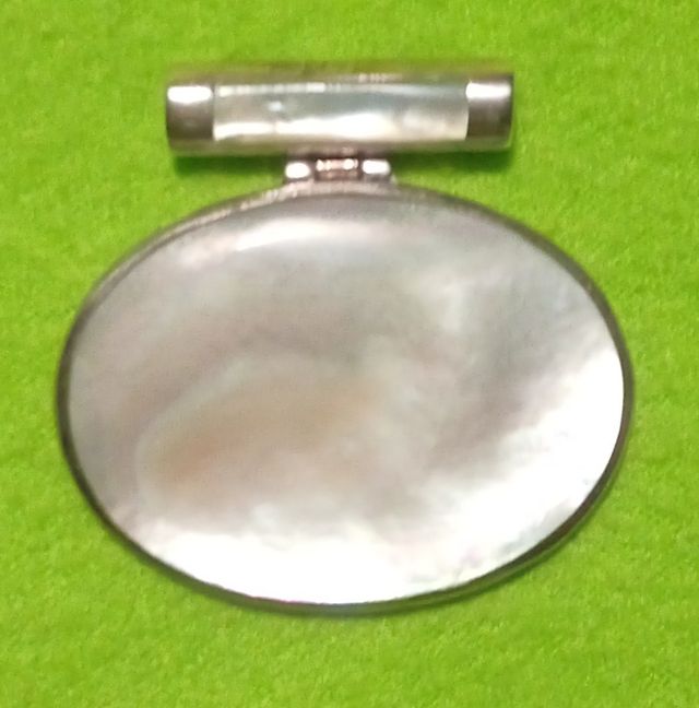 Medallón de nácar y plata ovalado