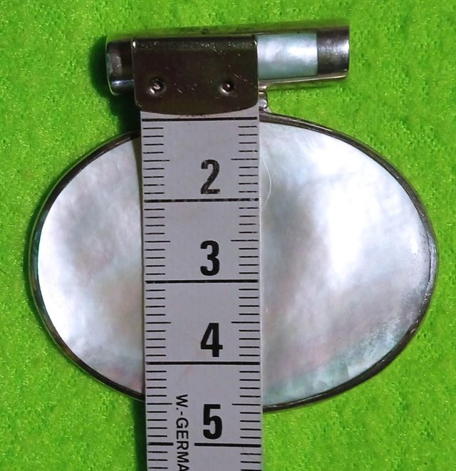 Medallón de nácar y plata ovalado