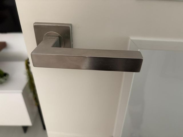 Tiradores y bisagras puerta