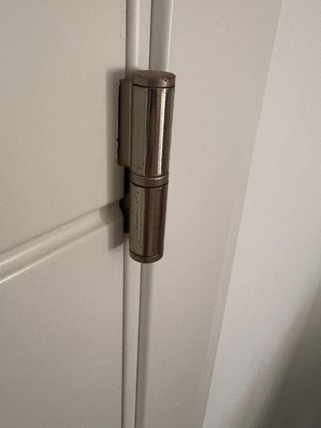 Tiradores y bisagras puerta