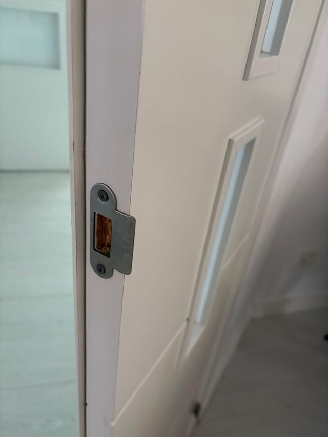 Tiradores y bisagras puerta