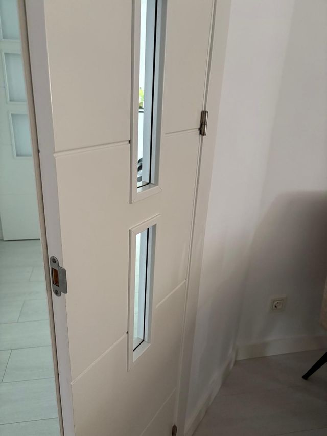 Tiradores y bisagras puerta