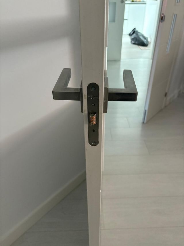 Tiradores y bisagras puerta